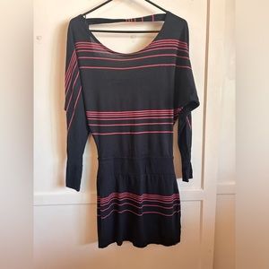 Vans off the shoulder longs sleeve dress or can be worn as a shirt.